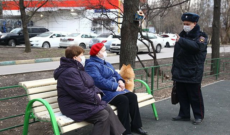 Около половины. Ужесточены ограничительные меры. Изоляция граждан. Несоблюдение социальной дистанции в магазине. Ужесточение карантина в России.