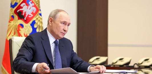 Владимир Путин поручил заморозить порог доходов для уплаты НДС